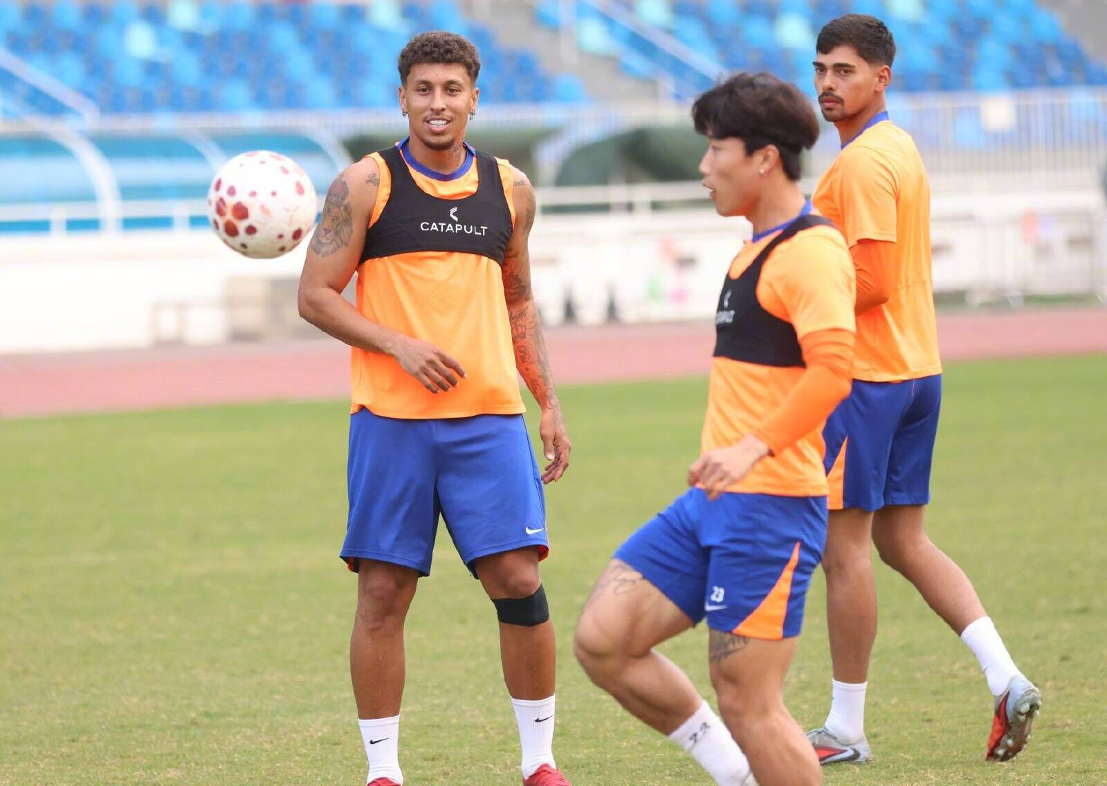 泰山队赛季球衣号码有变化 彭啸改穿3号 谢文能变7号